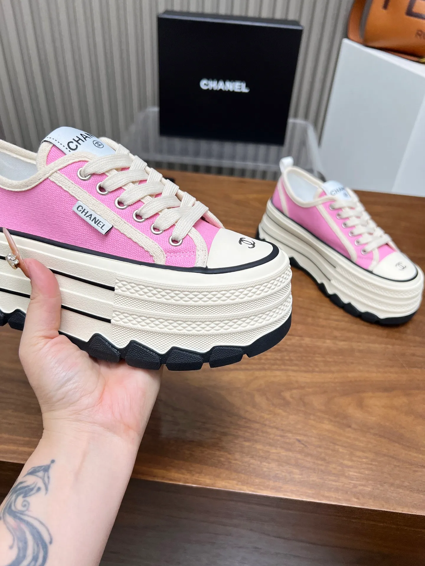 👟👟Ex-factory price 460👟👟 Top version, original quality! ! ! Chanel Chanel - 2025 biscuit shoes, the top casual sports shoes in the counter. This classic design; the style of the upper is made of various craftsmanship; the outsole is fashionable and sporty; the unusual inclusion of a variety of color matching elements... The diversified mix and match is very beautiful and versatile, casual, fashionable, sports and outdoor can be taken into account... ꫛꫀꪝ Go➫ Material: ❶Upper made of: original canvas ❷Inside made of: sheepskin ❸Outsole based on: Original TPU combination outsole, counter quality packaging, complete set for women 35–40